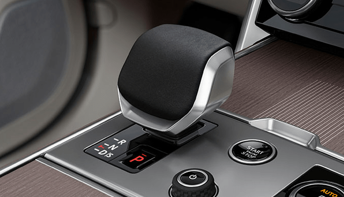 The New Range Rover - Effortlessly Refined The New Range Rover - Gear Shift