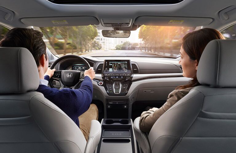 two adults in the front seats of the 2018 Honda Odyssey