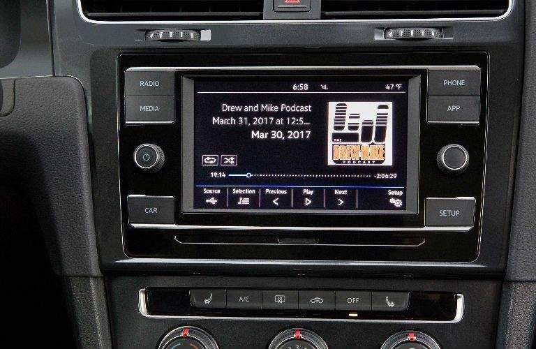 2018 Volkswagen Golf SportWagen 6.5-inch touchscreen with App-Connect