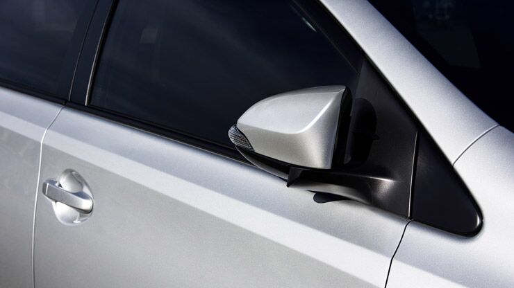 Power-folding and heated outside mirrors Power-folding and heated outside mirrors