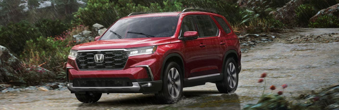 front quarter view of the 2025 Honda Pilot in the rain