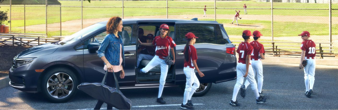 Mom dropping her kid's baseball team to practice in the 2024 Honda Odyssey