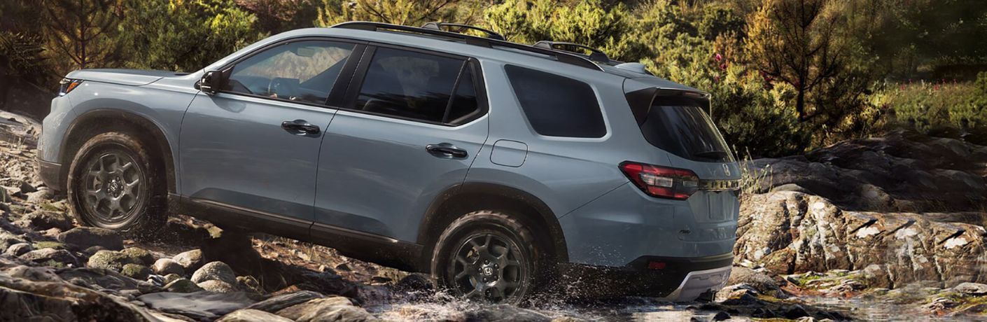 Side View of the 2024 Honda Pilot going uphill