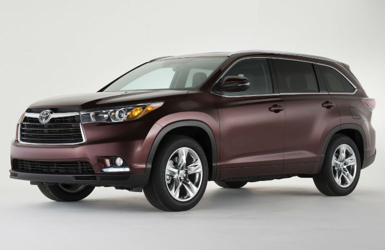 2015-Toyota-Highlander-Side
