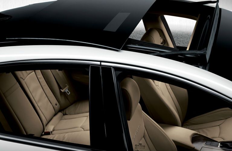 2016 Hyundai Azera with panoramic sunroof extended