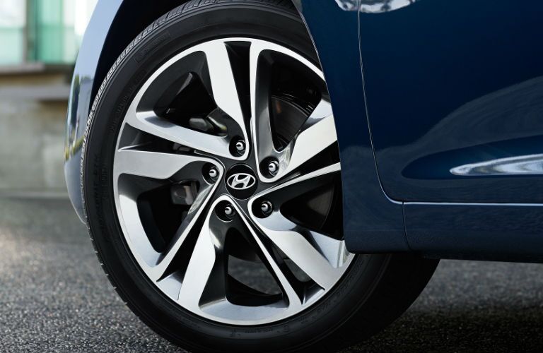2016 Hyundai Elantra 17-inch alloy wheels