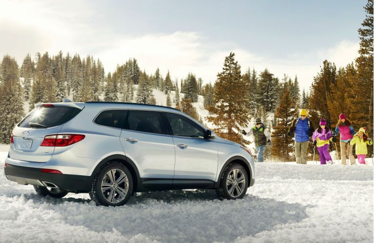 How does the 2016 Hyundai Santa Fe handle in the snow?