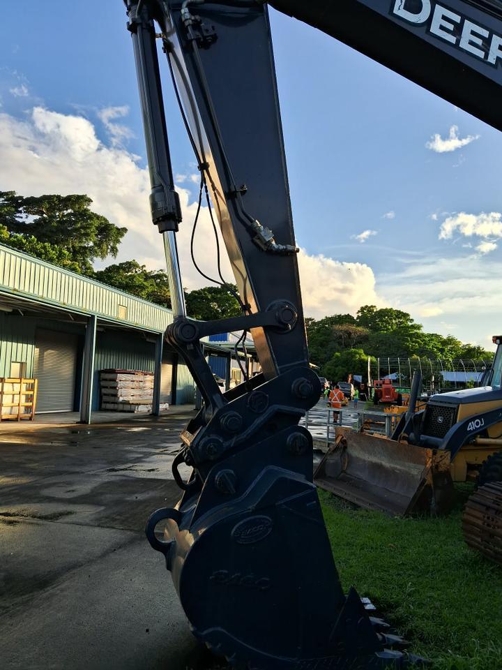 2012 John Deere Excavator 225 Pago Pago 2012 John Deere Excavator 225 Pago Pago