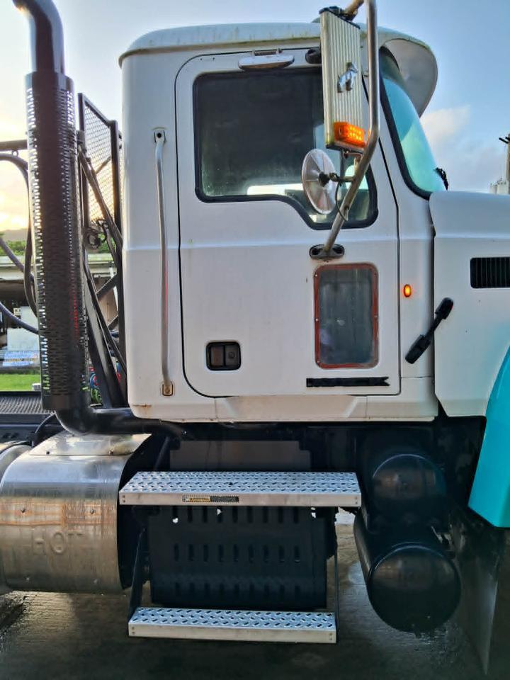 2012 MACK 600 Series CHU613 Pago Pago 2012 MACK 600 Series CHU613 Pago Pago