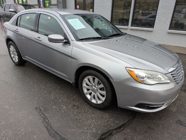 2013 Chrysler 200 Touring's photo