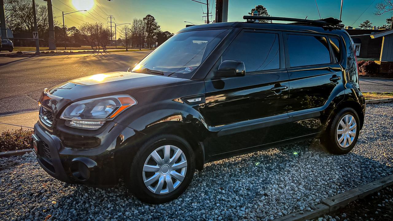 2013 KIA SOUL BASE FWD, PRIVACY GLASS, SIRIUS XM, ROOF RACKS, AND CARFAX ONE OWNER! 2013 KIA SOUL BASE FWD, PRIVACY GLASS, SIRIUS XM, ROOF RACKS, AND CARFAX ONE OWNER!