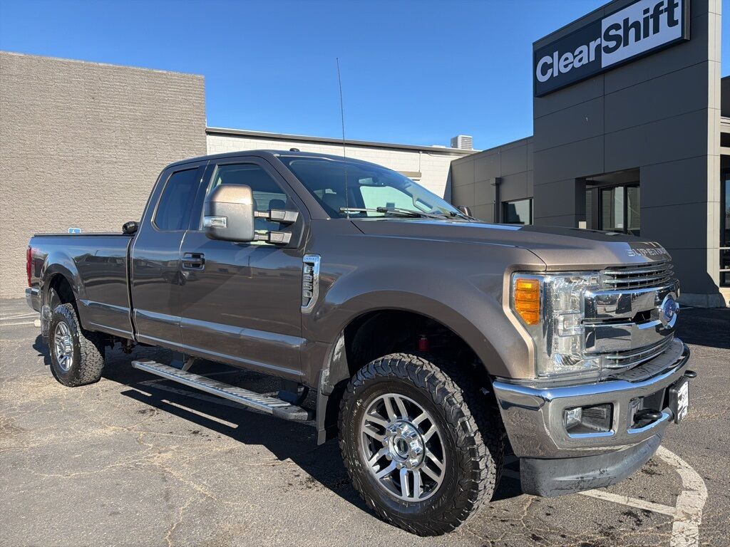 2017 Ford F-350 Super Duty Lariat's photo