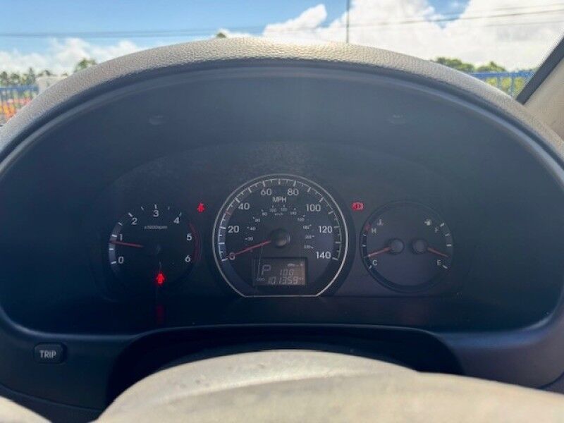 2017 Hyundai H1 6-Passenger Van (2.5L Diesel) Vaitele 2017 Hyundai H1 6-Passenger Van (2.5L Diesel) Vaitele