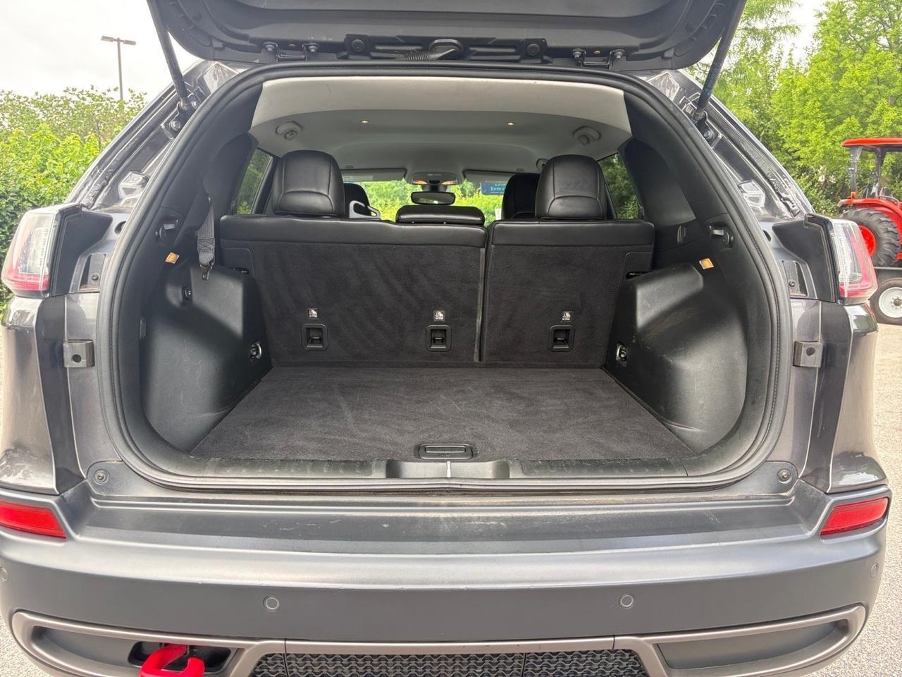 2019 Jeep Cherokee Trailhawk, BLIND SPOT AERT, LANE KEEP ASSIST, ROOF RAILS, APPLE CARPLAY/ANDROID AUTO, BACKUP CAMERA WITH PARKING SENSORS, UCONNECT BLUETOOTH, SELECT DRIVE MODES, ONLY 61K MILES, CLEAN CARFAX, RIDE THE TRAILS IN THIS CHEROKEE! Virginia Beach VA 2019 Jeep Cherokee Trailhawk, BLIND SPOT AERT, LANE KEEP ASSIST, ROOF RAILS, APPLE CARPLAY/ANDROID AUTO, BACKUP CAMERA WITH PARKING SENSORS, UCONNECT BLUETOOTH, SELECT DRIVE MODES, ONLY 61K MILES, CLEAN CARFAX, RIDE THE TRAILS IN THIS CHEROKEE! Virginia Beach VA