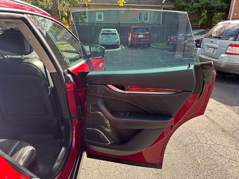 2020 Maserati Levante GranLusso AWD w/ Ermenegildo Zegna Silk Interior Appointments Arlington VA