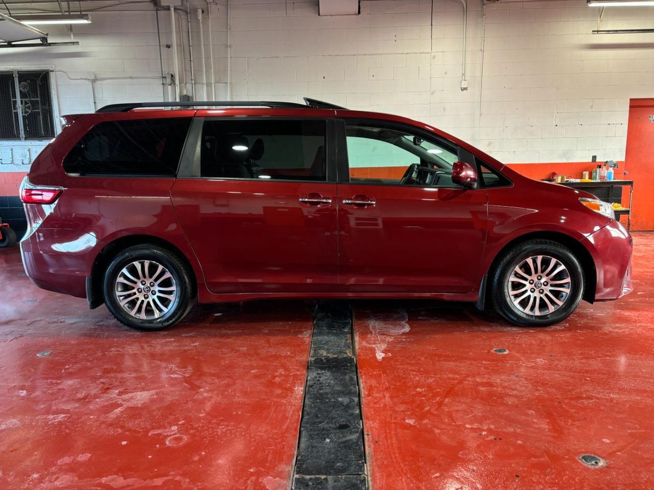2020 Toyota Sienna XLE's photo