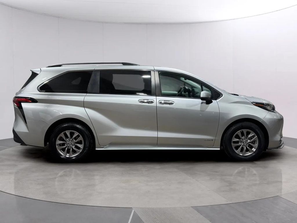 2021 Toyota Sienna XLE 7 Passenger