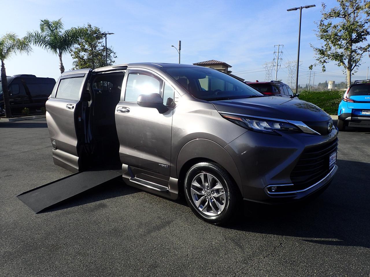 2021 Toyota Sienna XLE's photo