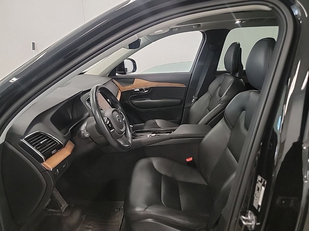 2021 Volvo XC90 T6 Momentum