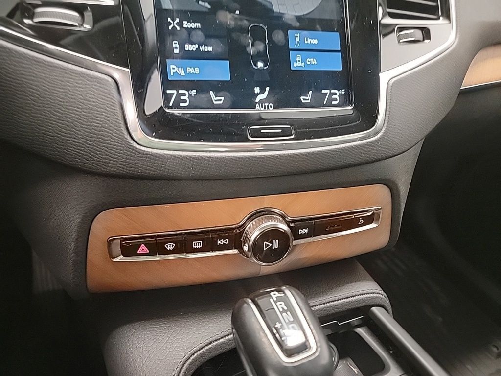 2021 Volvo XC90 T6 Momentum
