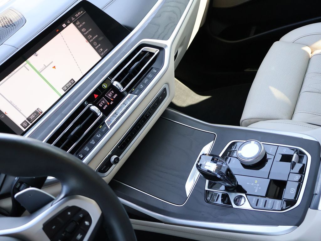 2022 BMW X7 M50i