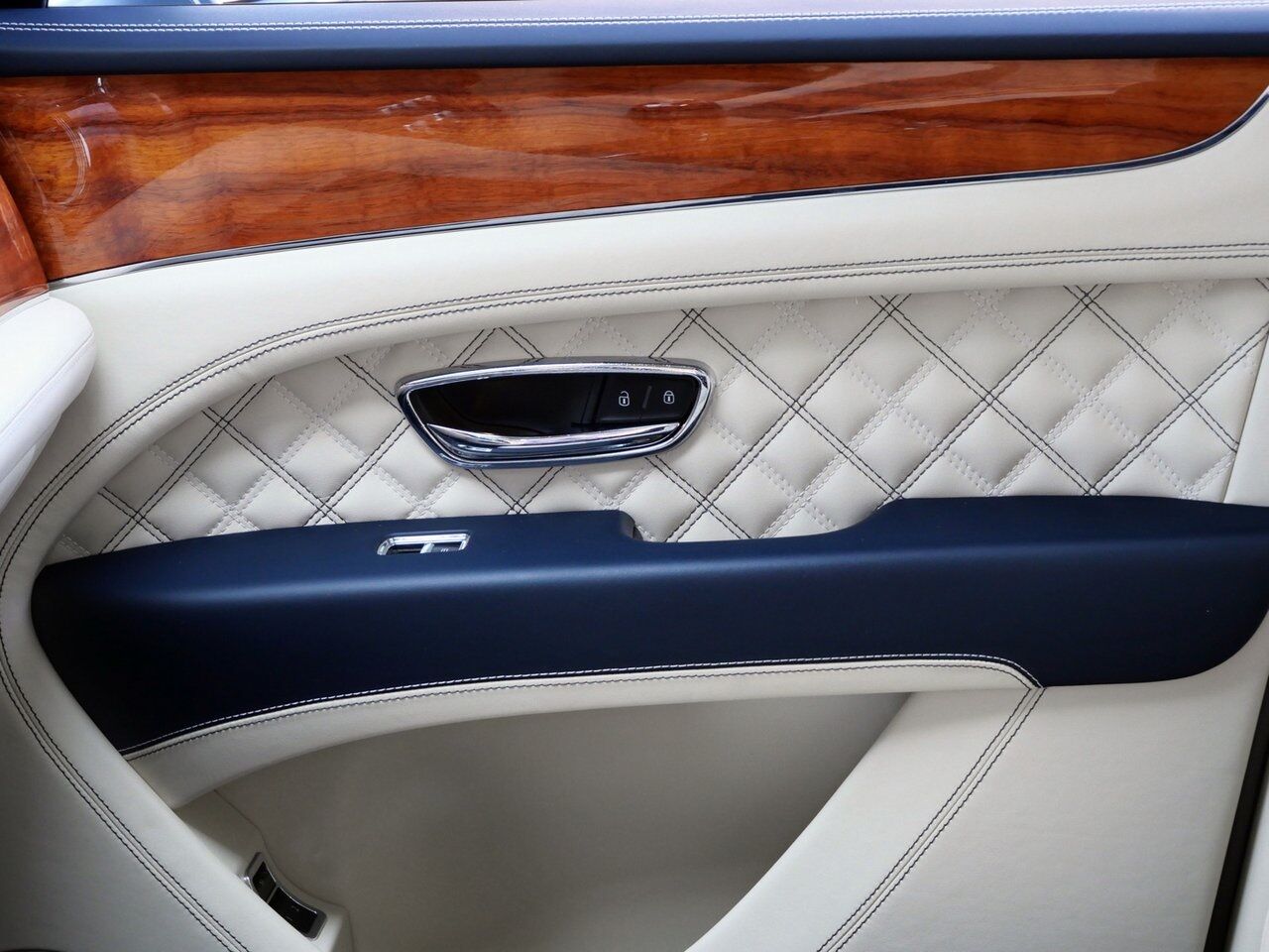 2022 Bentley Bentayga V8 V8 Lawrence KS