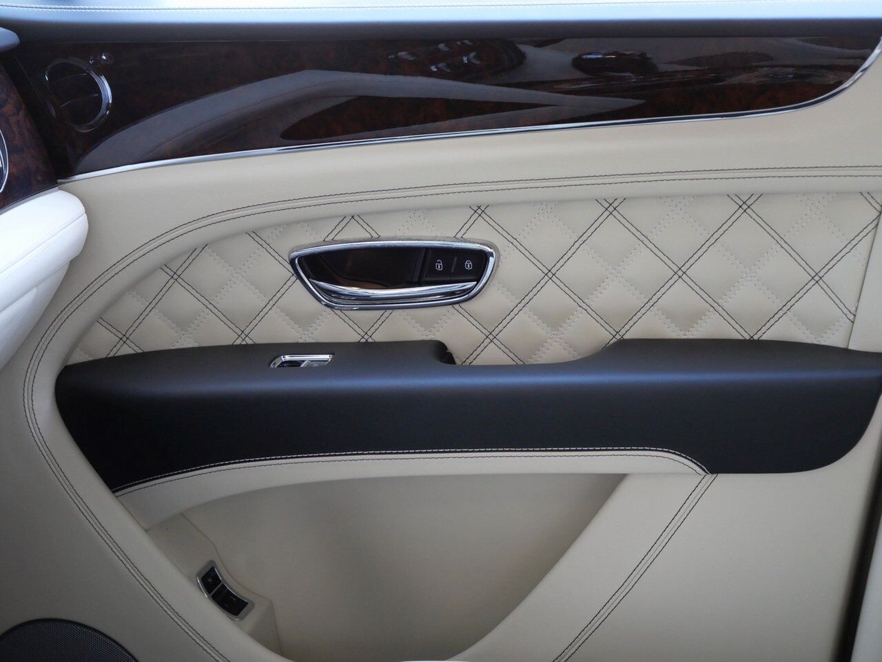 2022 Bentley Bentayga V8 V8 Lawrence KS