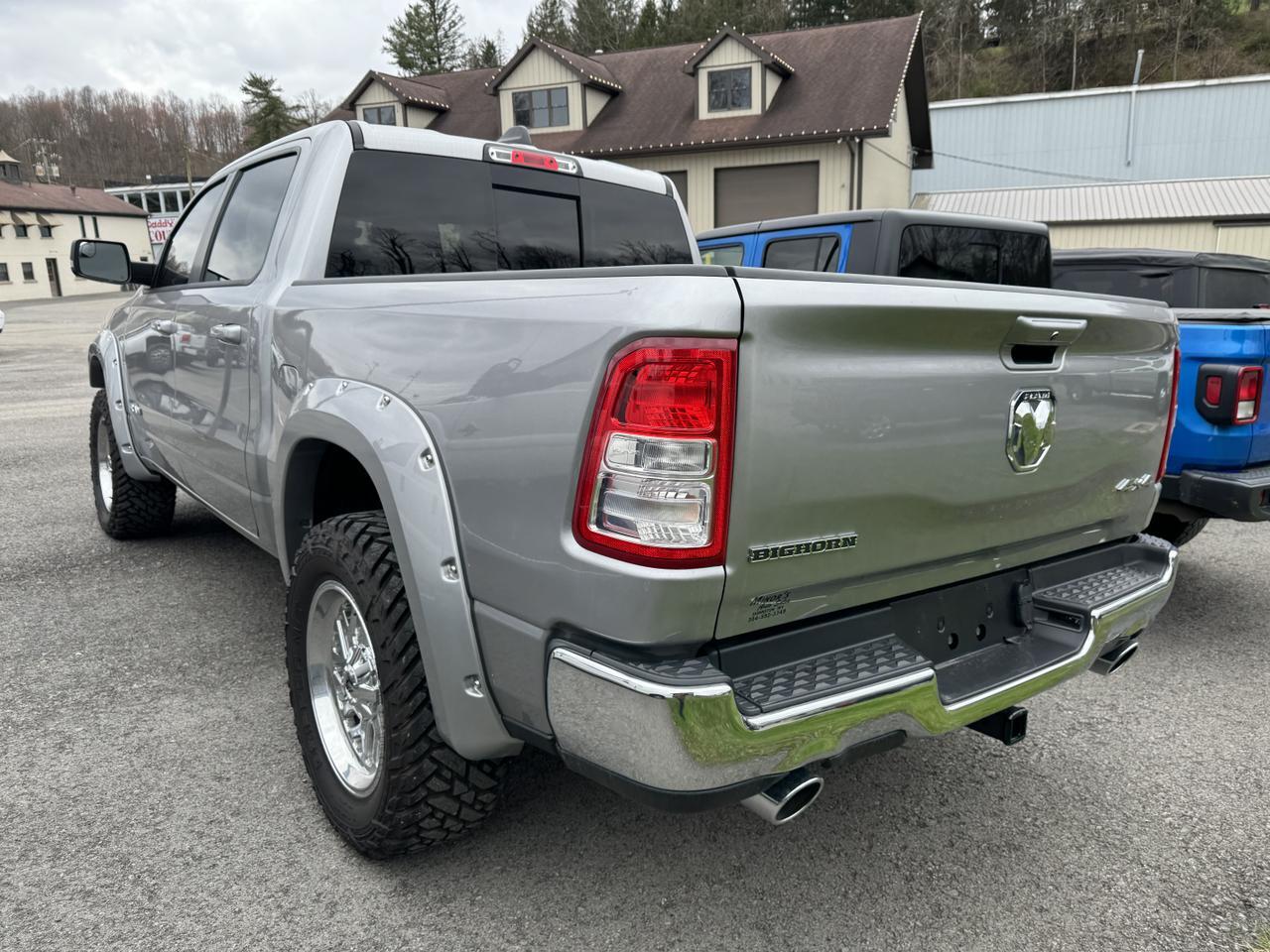 RAM1500 CREW CAB 4X44