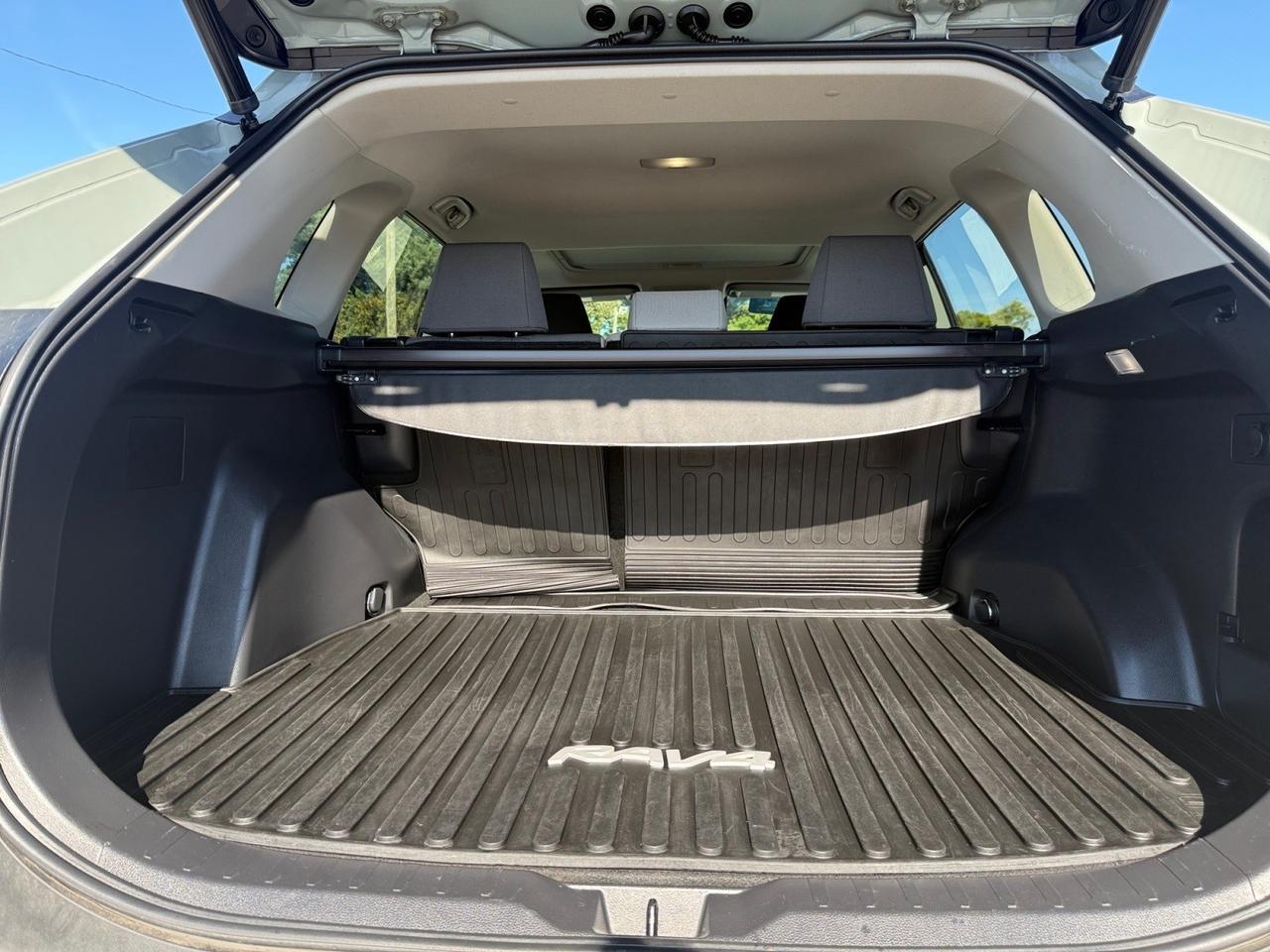 2022 Toyota RAV4 XLE, HEATED SEATS, SUNROOF, APPLE CARPLAY/ANDROID AUTO, BACKUP CAMERA, POWER MIRRORS, BLIND SPOT ALERT, KEYLESS START, POWER LIFTGATE, CLEAN CARFAX, ONLY 1 OWNER, THIS TOYOTA IS SURE TO GET YOU WHERE YOU NEED TO BE! Norfolk VA 2022 Toyota RAV4 XLE, HEATED SEATS, SUNROOF, APPLE CARPLAY/ANDROID AUTO, BACKUP CAMERA, POWER MIRRORS, BLIND SPOT ALERT, KEYLESS START, POWER LIFTGATE, CLEAN CARFAX, ONLY 1 OWNER, THIS TOYOTA IS SURE TO GET YOU WHERE YOU NEED TO BE! Norfolk VA