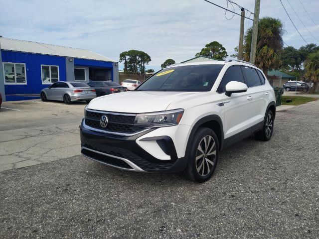 2022 Volkswagen Taos SE's photo