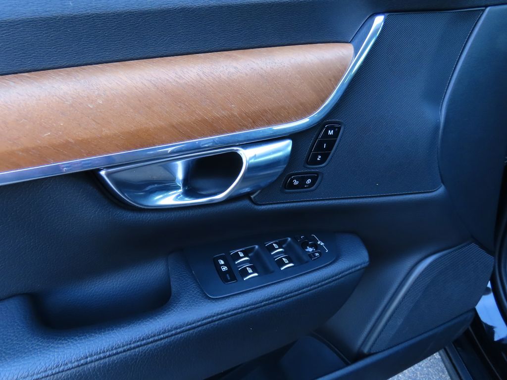 2022 Volvo S90 B6 Momentum