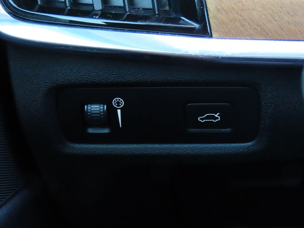 2022 Volvo S90 B6 Momentum