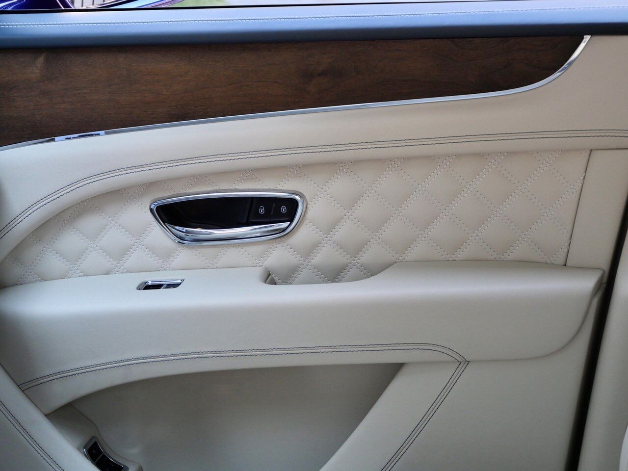 2023 Bentley Bentayga Azure Azure Lawrence KS