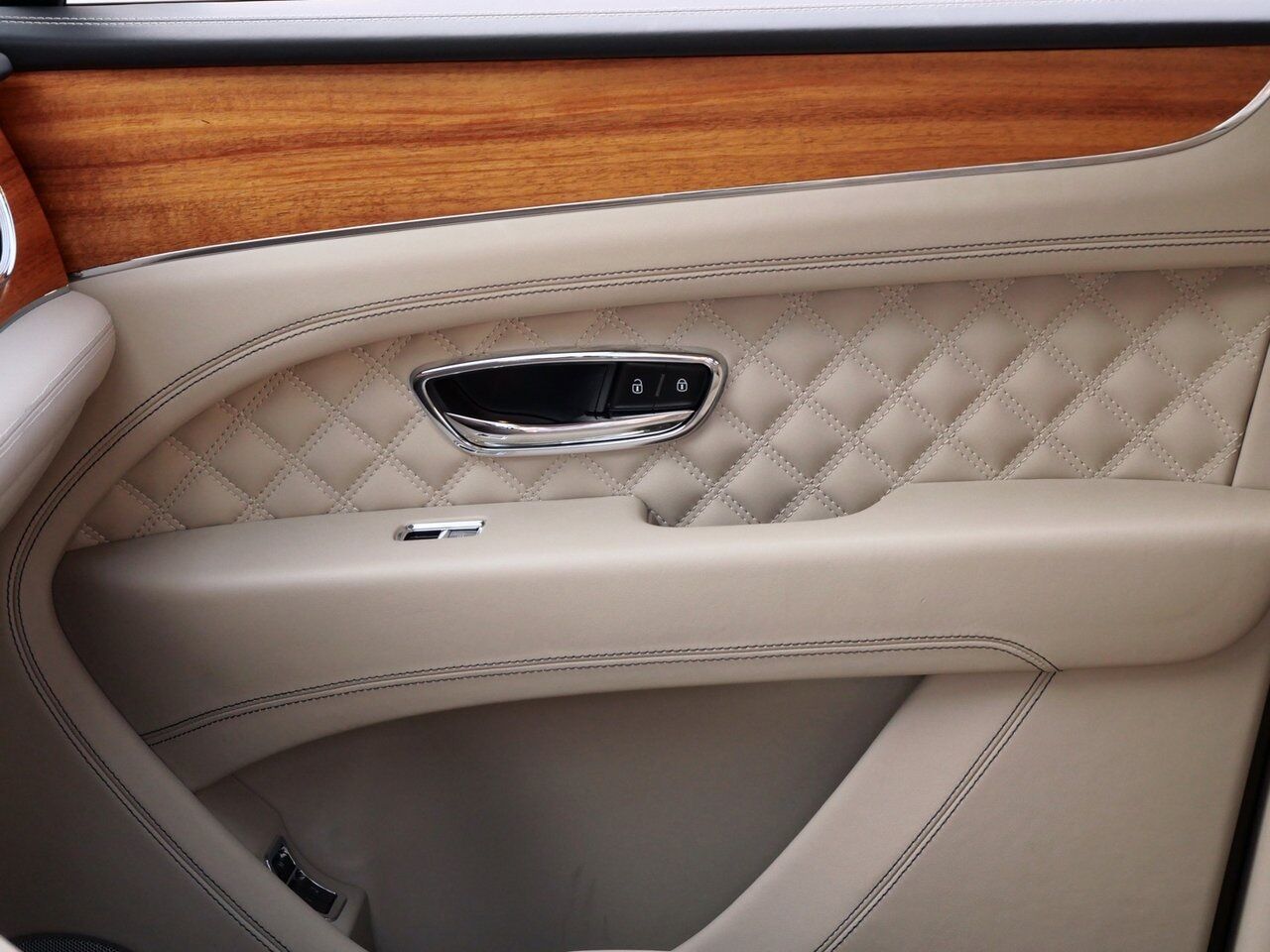 2023 Bentley Bentayga Azure Azure Lawrence KS