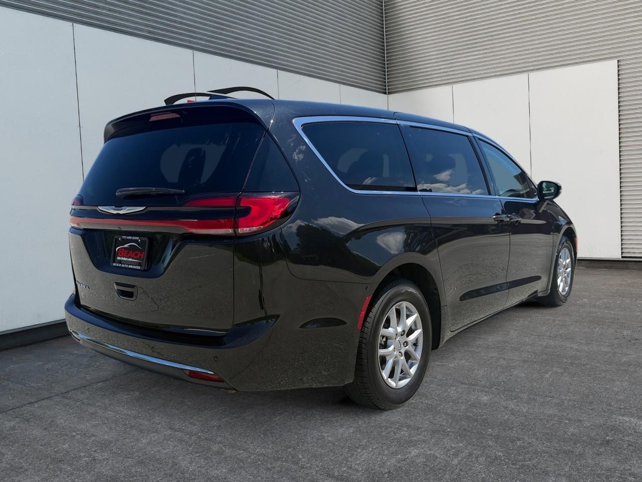 2023 Chrysler Pacifica Touring L, HEATED SEATS, HEATED STEERING WHEEL, APPLE CARPLAY/ANDROID AUTO, POWER LIFTGATE, BACKUP CAMERA. POWER/HEATED MIRRORS, REMOTE START, ONLY 1 OWNER, MAKE THIS YOUR NEW MOMCAR! Norfolk VA 2023 Chrysler Pacifica Touring L, HEATED SEATS, HEATED STEERING WHEEL, APPLE CARPLAY/ANDROID AUTO, POWER LIFTGATE, BACKUP CAMERA. POWER/HEATED MIRRORS, REMOTE START, ONLY 1 OWNER, MAKE THIS YOUR NEW MOMCAR! Norfolk VA