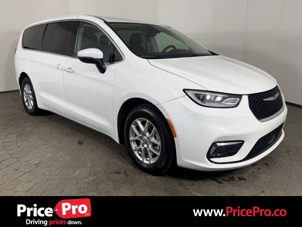 2023 Chrysler Pacifica Touring L's photo