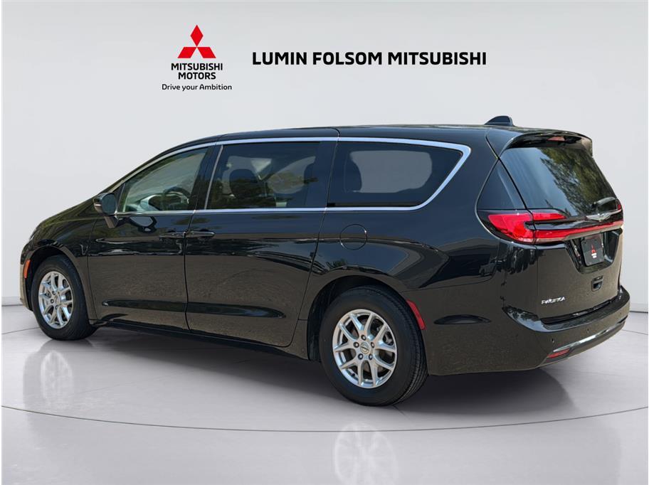 2023 Chrysler Pacifica Touring L Van 4D 2023 Chrysler Pacifica Touring L Van 4D