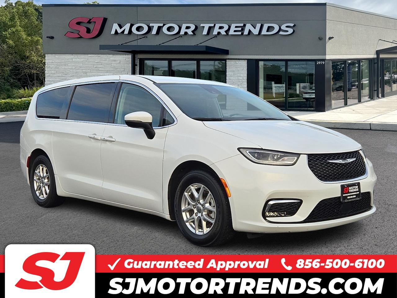 2023 Chrysler Pacifica Touring L's photo