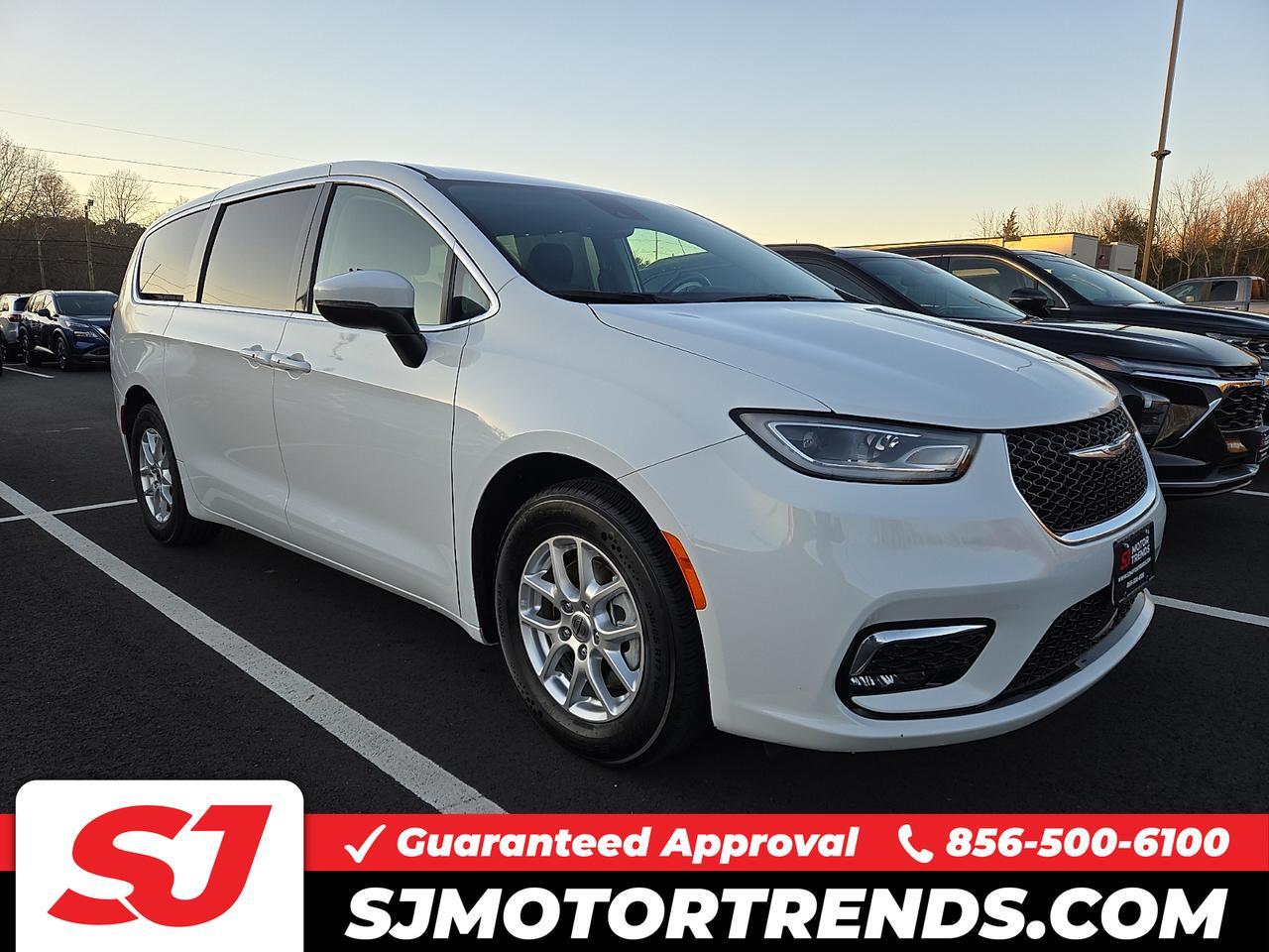 2023 Chrysler Pacifica Touring L's photo