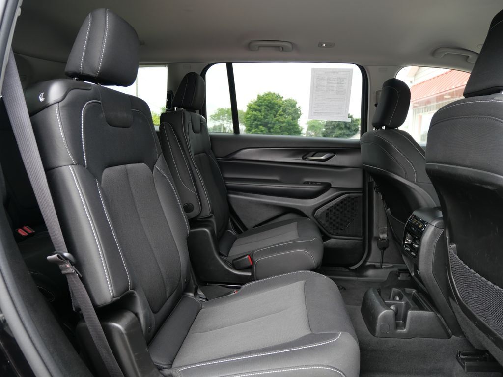 2023 Jeep Grand Cherokee L Laredo Mt Pleasant MI