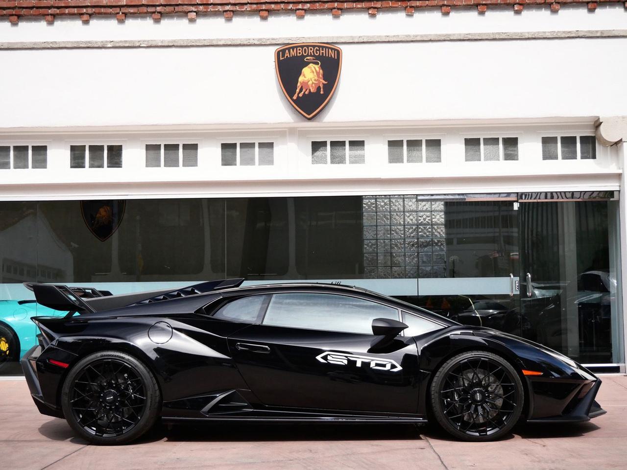 2023 Lamborghini Huracan STO Base Base