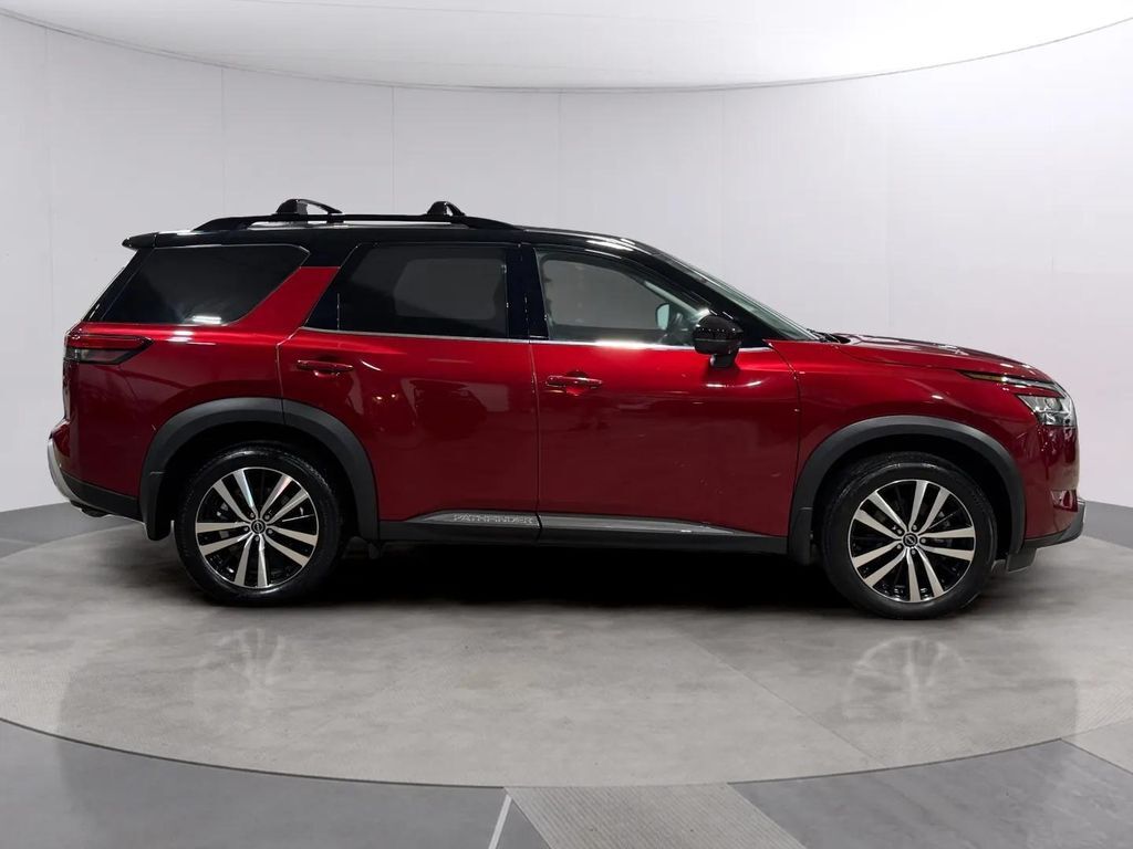 2023 Nissan Pathfinder Platinum w/Captain's Chairs Pkg