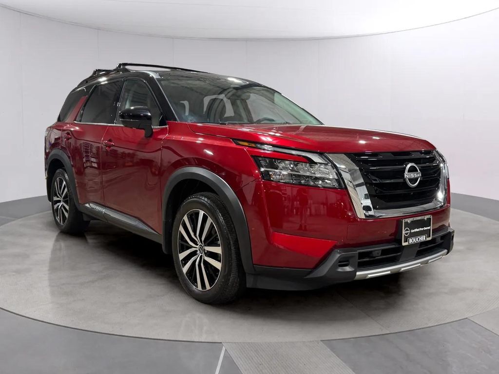 2023 Nissan Pathfinder Platinum w/Captain's Chairs Pkg