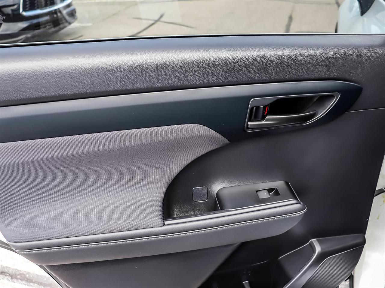 2023 Toyota Highlander LE Mississauga ON