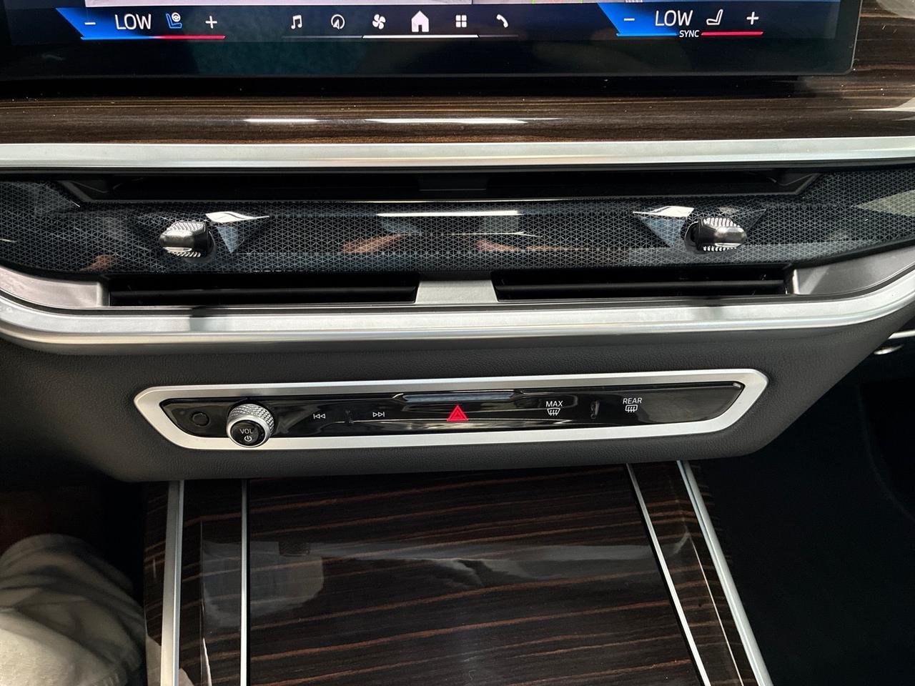 2024 BMW X7 xDrive40i, Premium Pkg, Climate Comfort Pkg, Parking Assist Pkg, Alcantara Headliner Houston TX 2024 BMW X7 xDrive40i, Premium Pkg, Climate Comfort Pkg, Parking Assist Pkg, Alcantara Headliner Houston TX