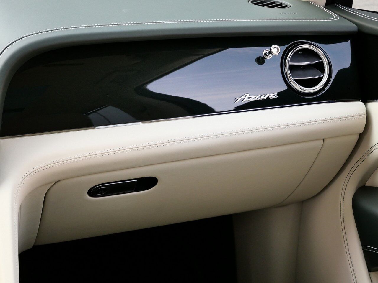 2024 Bentley Bentayga EWB Azure Azure Lawrence KS
