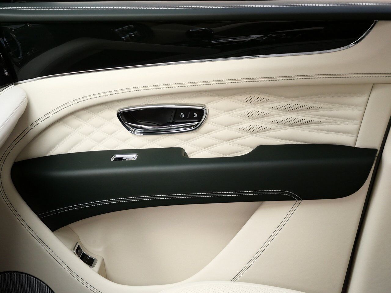 2024 Bentley Bentayga EWB Azure Azure Lawrence KS