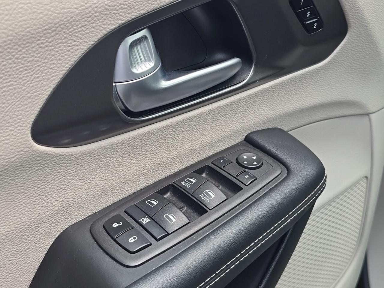 2024 Chrysler Pacifica Hybrid Select Watertown SD 2024 Chrysler Pacifica Hybrid Select Watertown SD