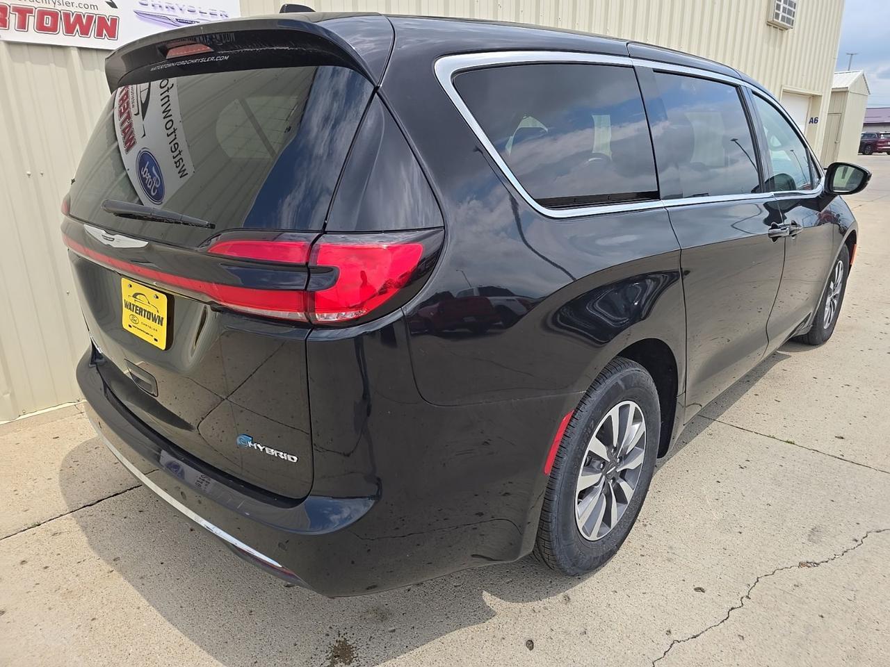 2024 Chrysler Pacifica Hybrid Select Watertown SD 2024 Chrysler Pacifica Hybrid Select Watertown SD