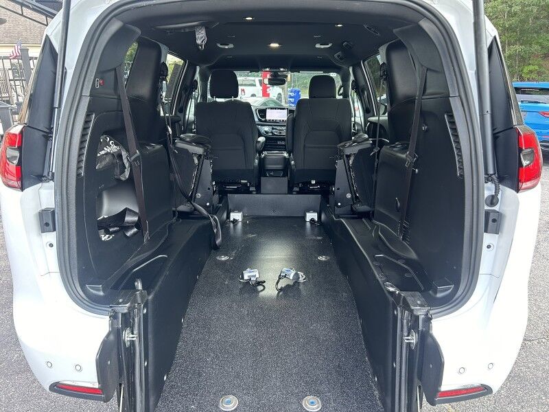 2024 Chrysler Pacifica Touring - HANDICAP VAN Webster MA 2024 Chrysler Pacifica Touring - HANDICAP VAN Webster MA